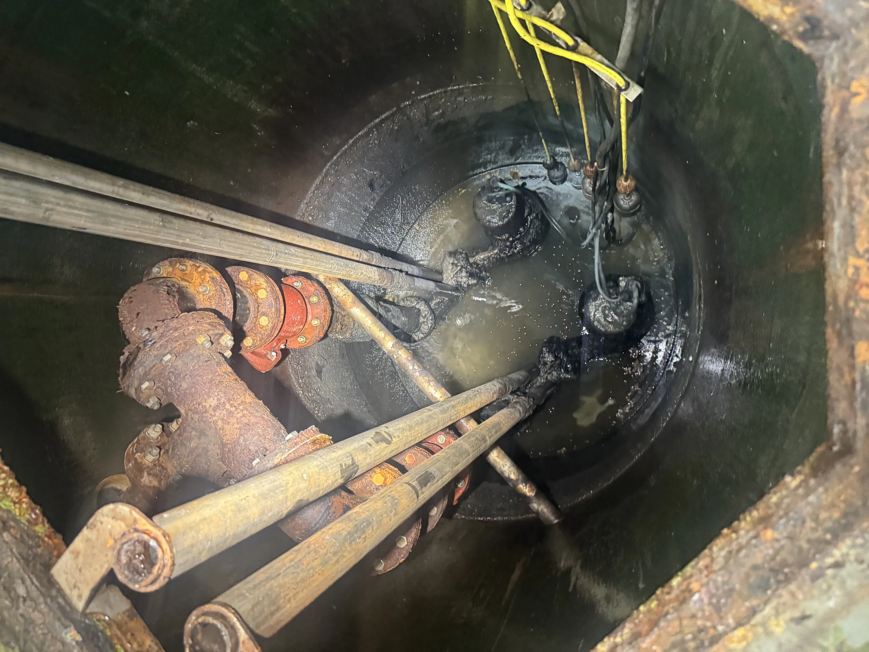 Lift station vault with corroded flanged piping requiring commercial pump service